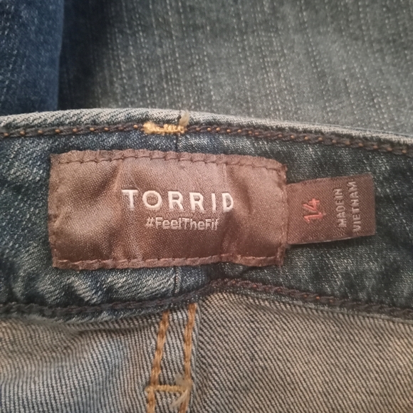 TORRID Woman's Mid Rise Mid Denim  Shorts Size 14 - Picture 4 of 4
